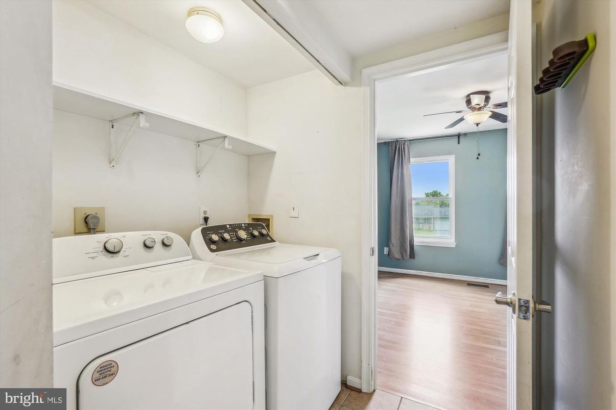 Interior, Utility Closets, Washer, Wood Texture Flooring