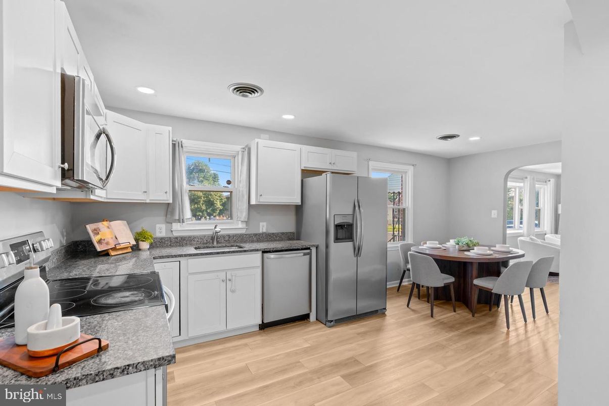 Dining room, Interior, Kitchen, Recessed Lighting, Wood Texture Flooring