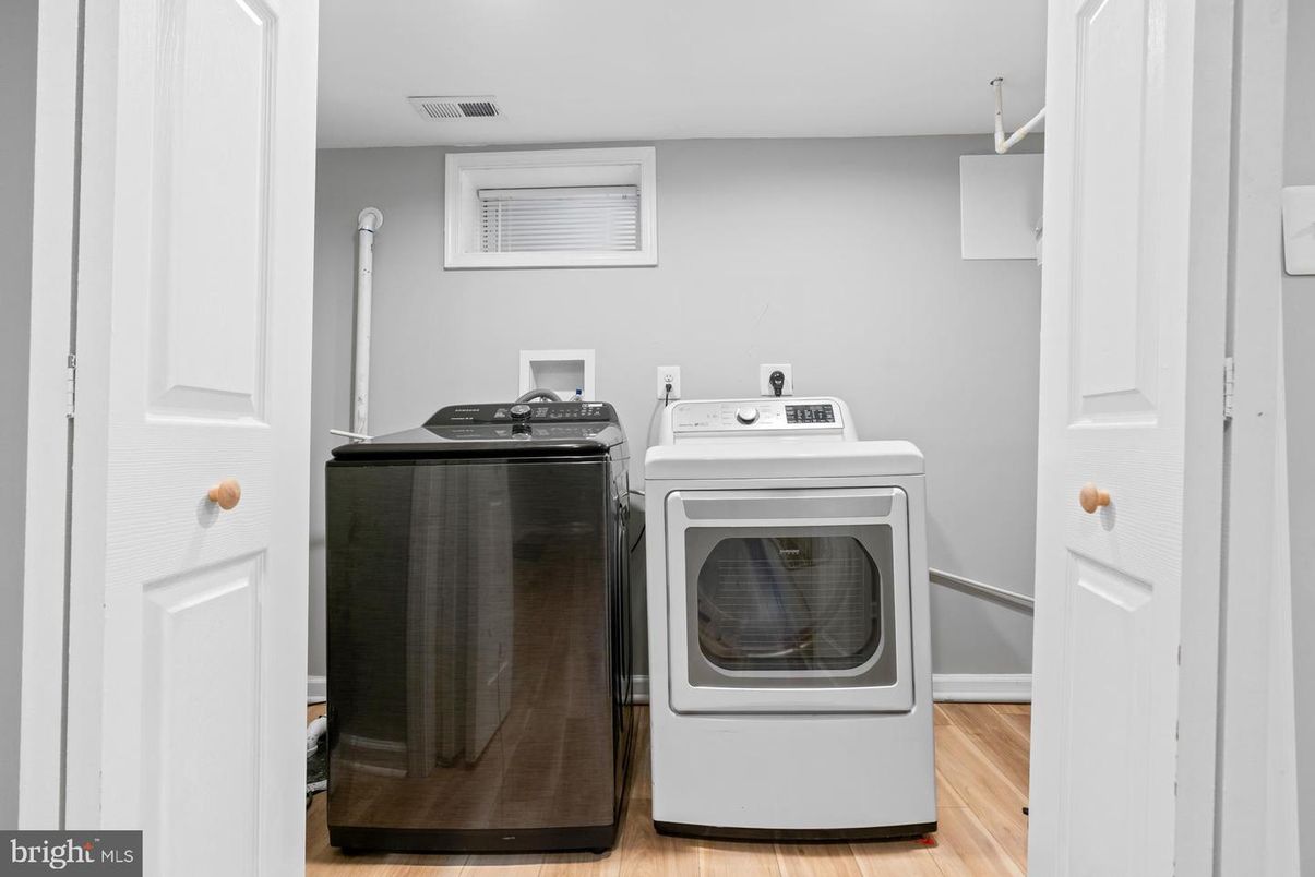 Interior, Washer, Wood Texture Flooring