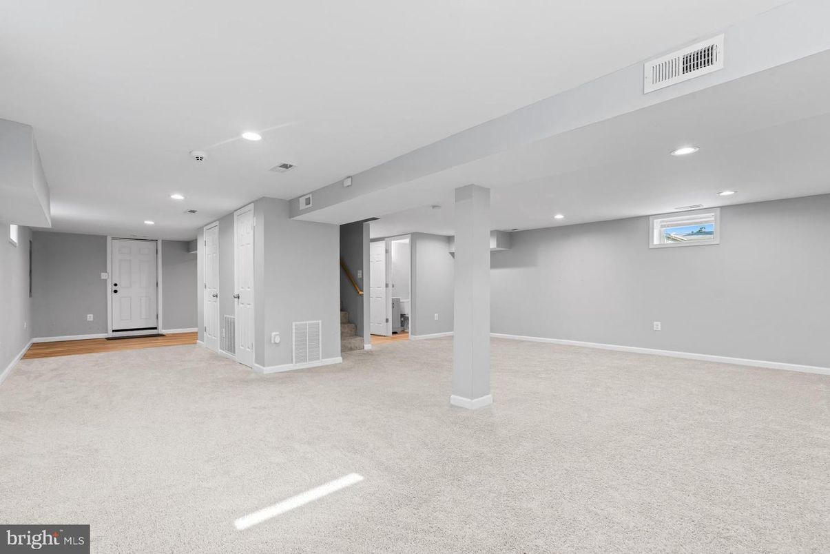 Empty room, Interior, Recessed Lighting