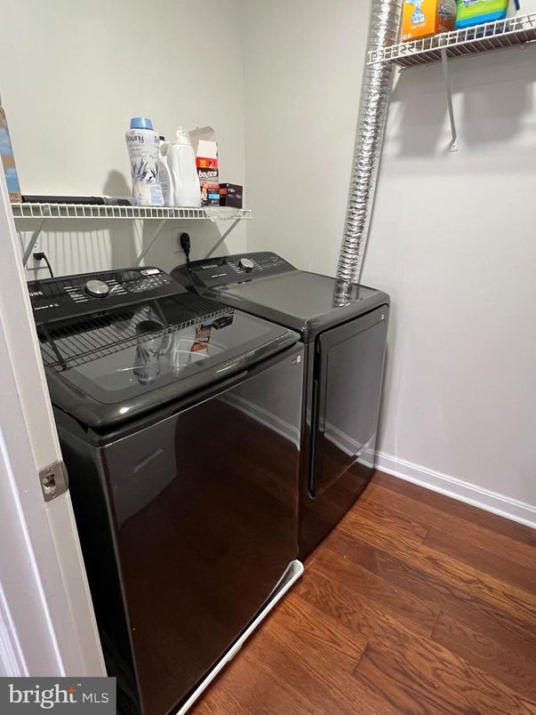 Interior, Washer, Wood Texture Flooring