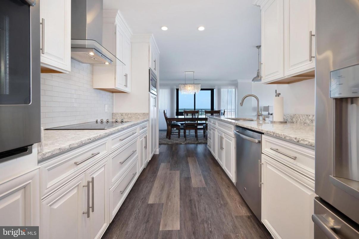 Chandelier, Dining room, Interior, Kitchen, Pendant Lights, Recessed Lighting, Wood Texture Flooring