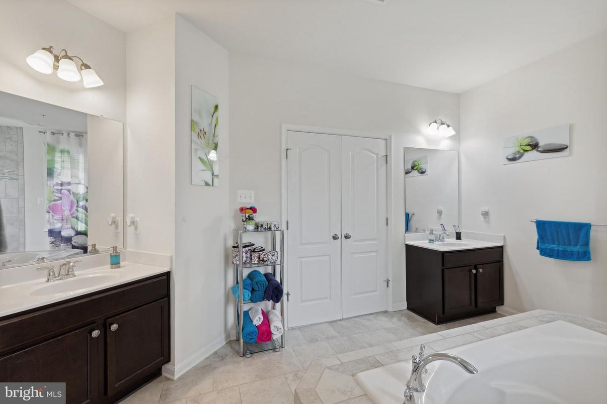 Bathroom, Dual Sink Vanities, Interior