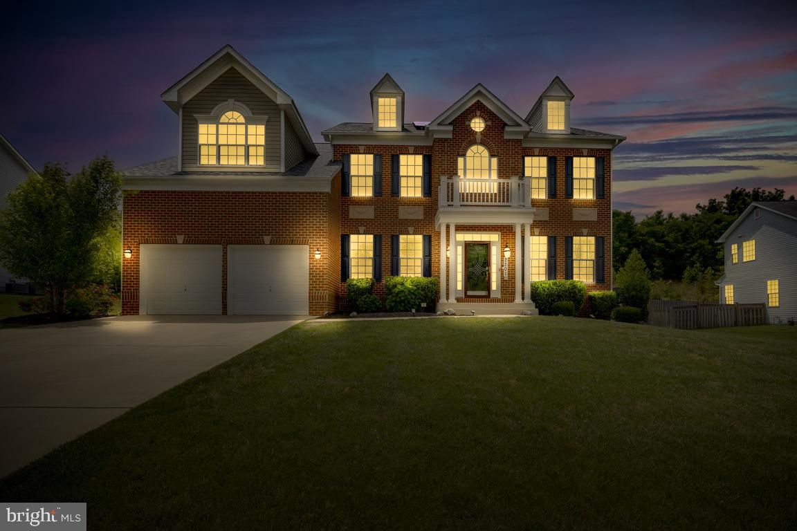 Attached, Exterior, Facade, Brick Facade, Georgian