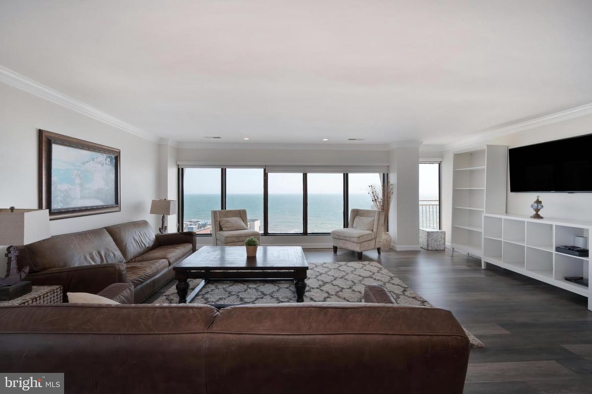 Interior, Living room, Recessed Lighting, Water, Wood Texture Flooring