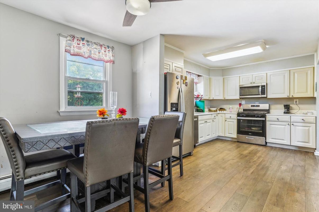 Dining room, Interior, Kitchen, Stainless Steel Appliances, Wood Texture Flooring