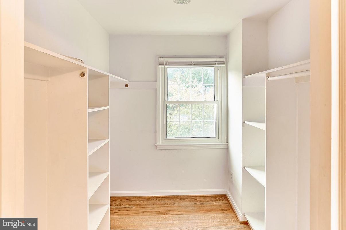 Interior, Walk-in Closets, Wood Texture Flooring