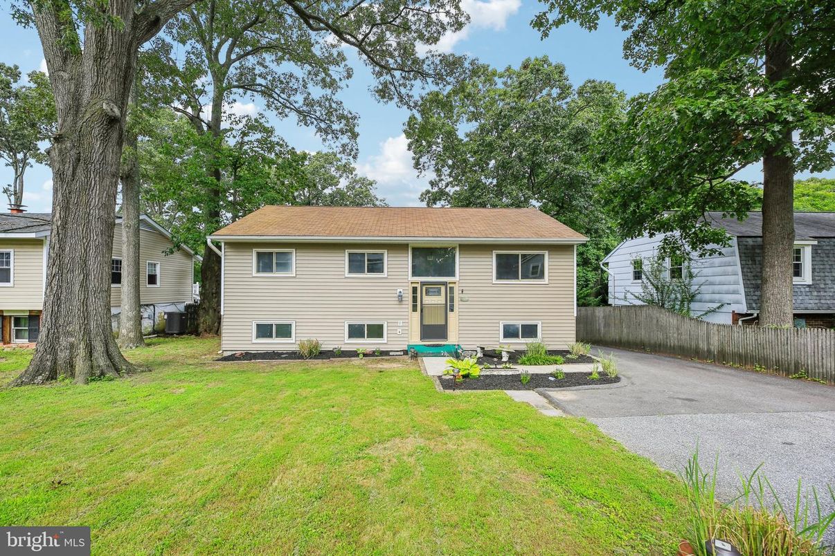 Backyard, Exterior, Facade, Raised Ranch