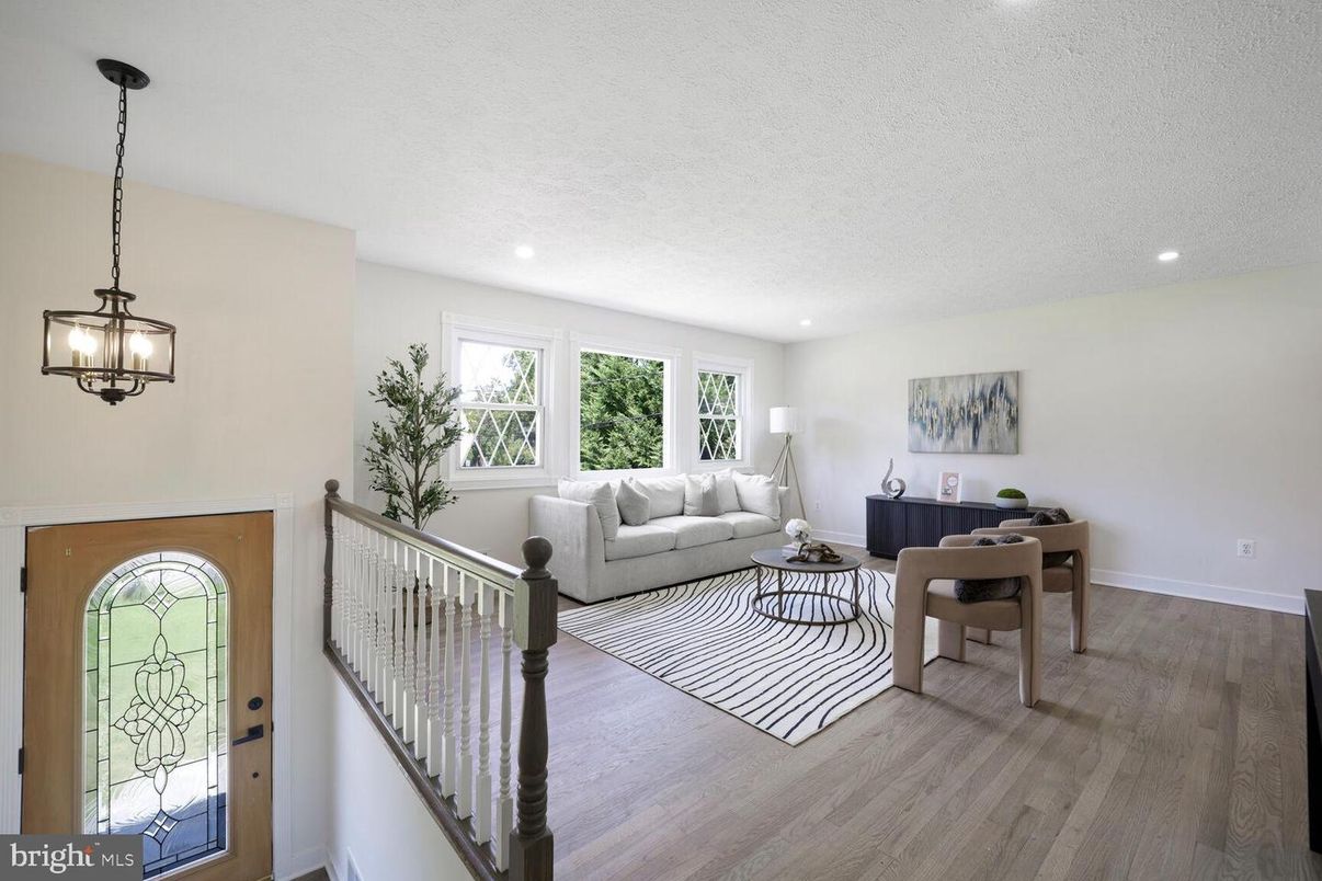 Dining room, Interior, Living room, Pendant Lights, Recessed Lighting, Wood Texture Flooring