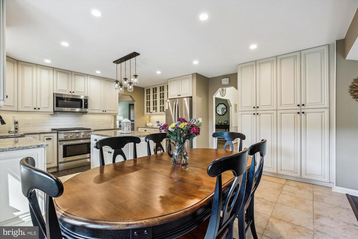 Dining room, Interior, Kitchen, Pendant Lights, Recessed Lighting, Stainless Steel Appliances