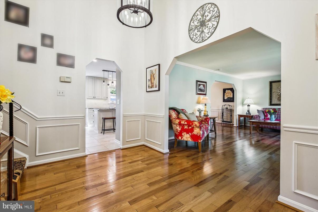 Interior, Living room, Pendant Lights, Wood Texture Flooring