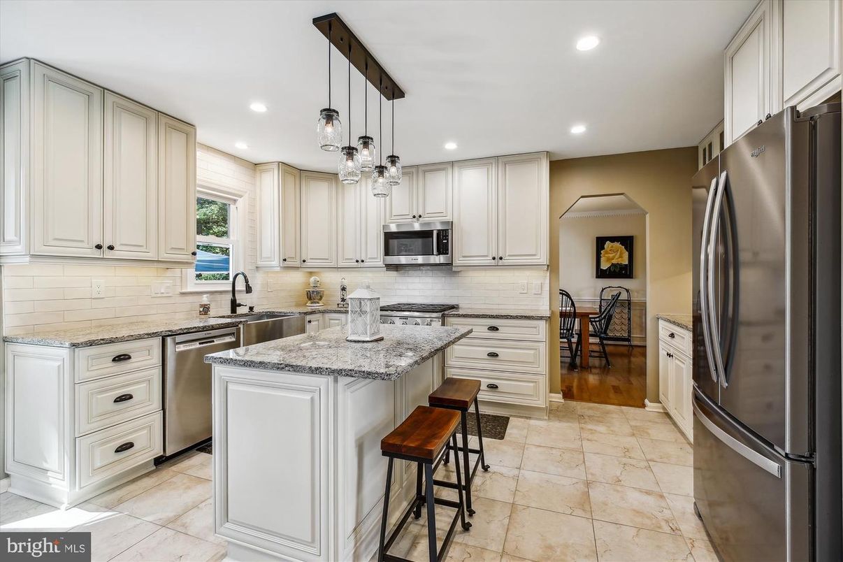 Dining room, Interior, Kitchen, Pendant Lights, Recessed Lighting, Stainless Steel Appliances