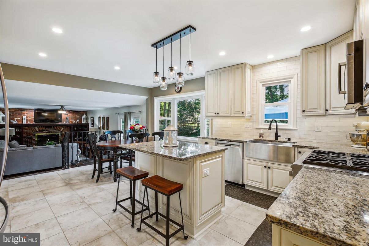 Dining room, Interior, Kitchen, Pendant Lights, Recessed Lighting, Stainless Steel Appliances