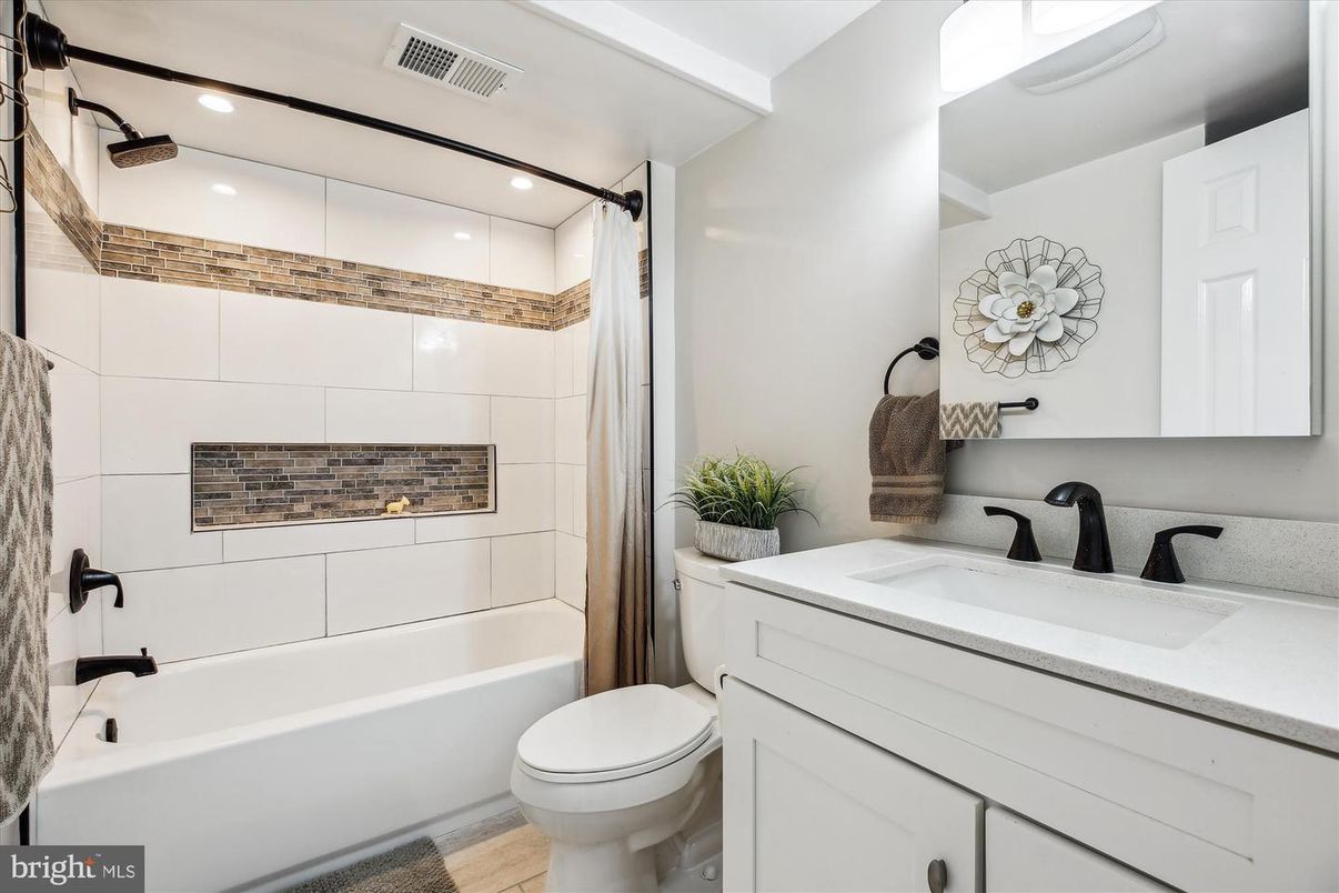 Bathroom, Interior, Recessed Lighting