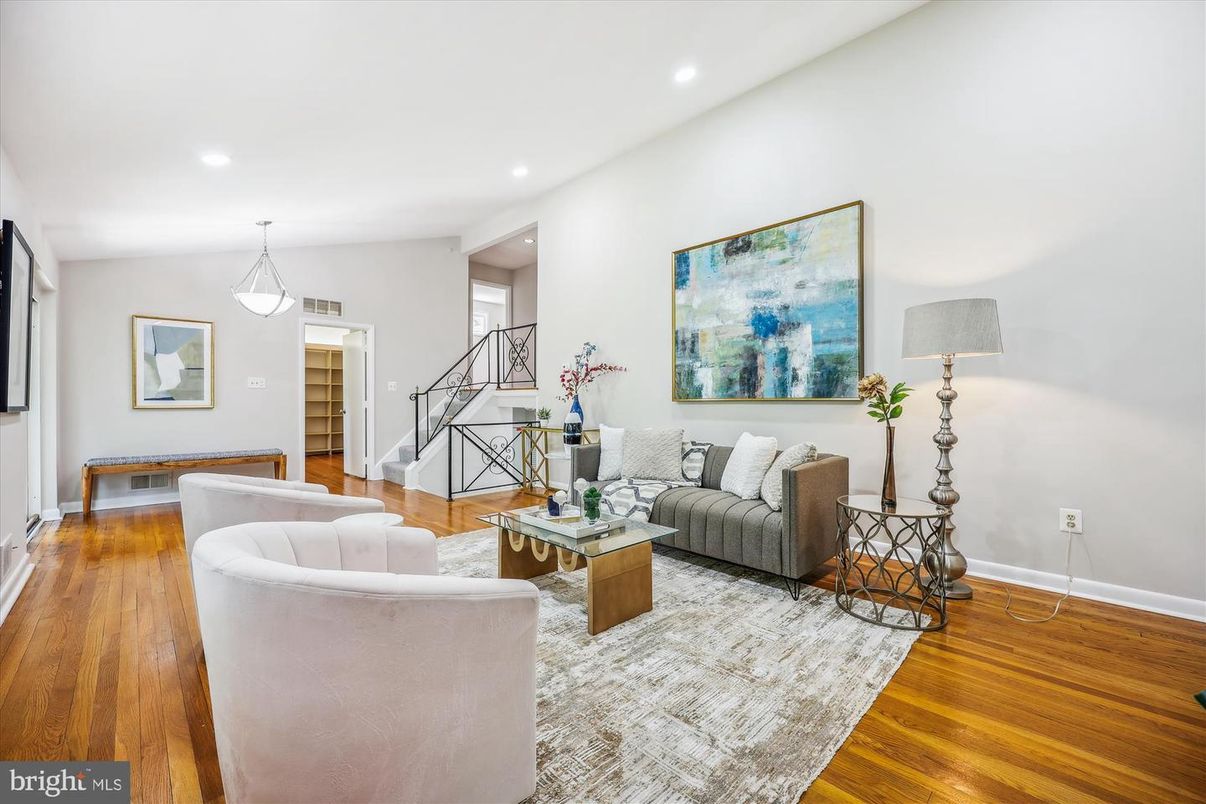 Interior, Living room, Pendant Lights, Recessed Lighting, Wood Texture Flooring