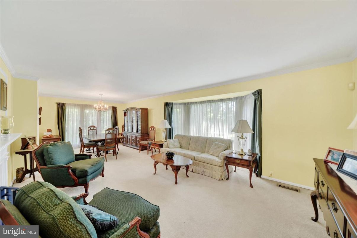 Chandelier, Dining room, Interior, Living room