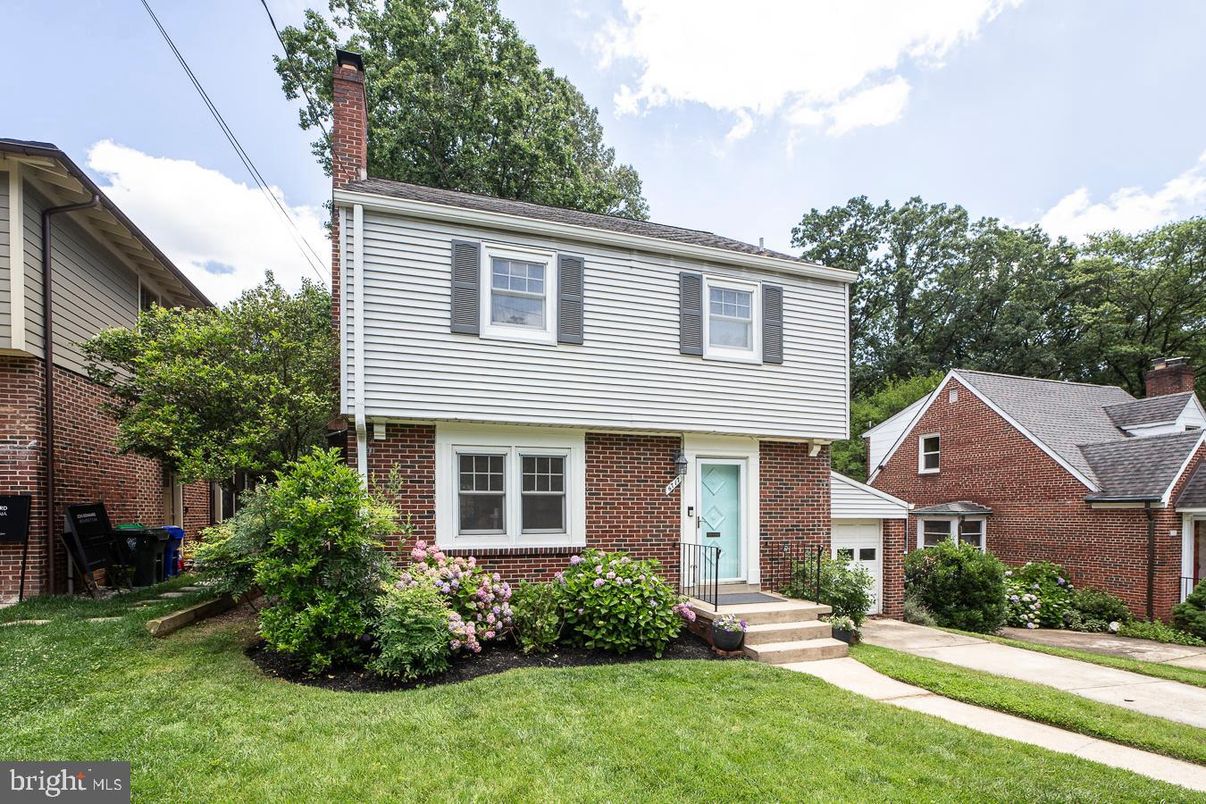 Exterior, Facade, Brick Facade, Split Level