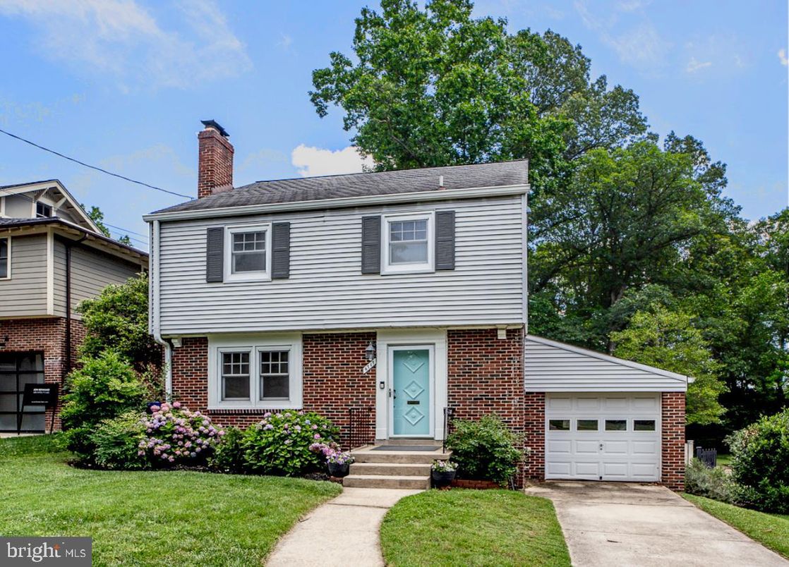 Attached, Exterior, Facade, Brick Facade, Split Level