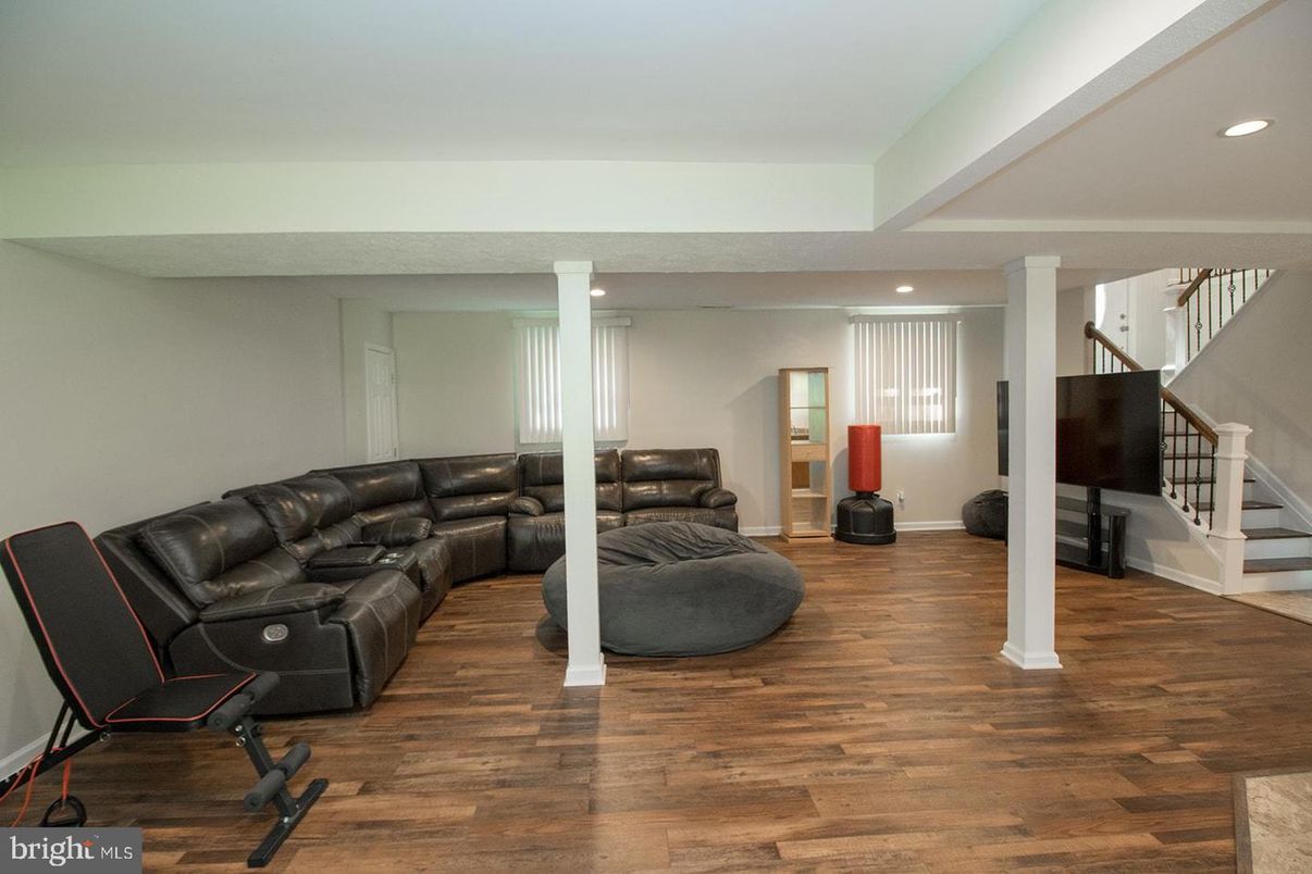 Fitness Equipment, Interior, Living room, Recessed Lighting, Wood Texture Flooring