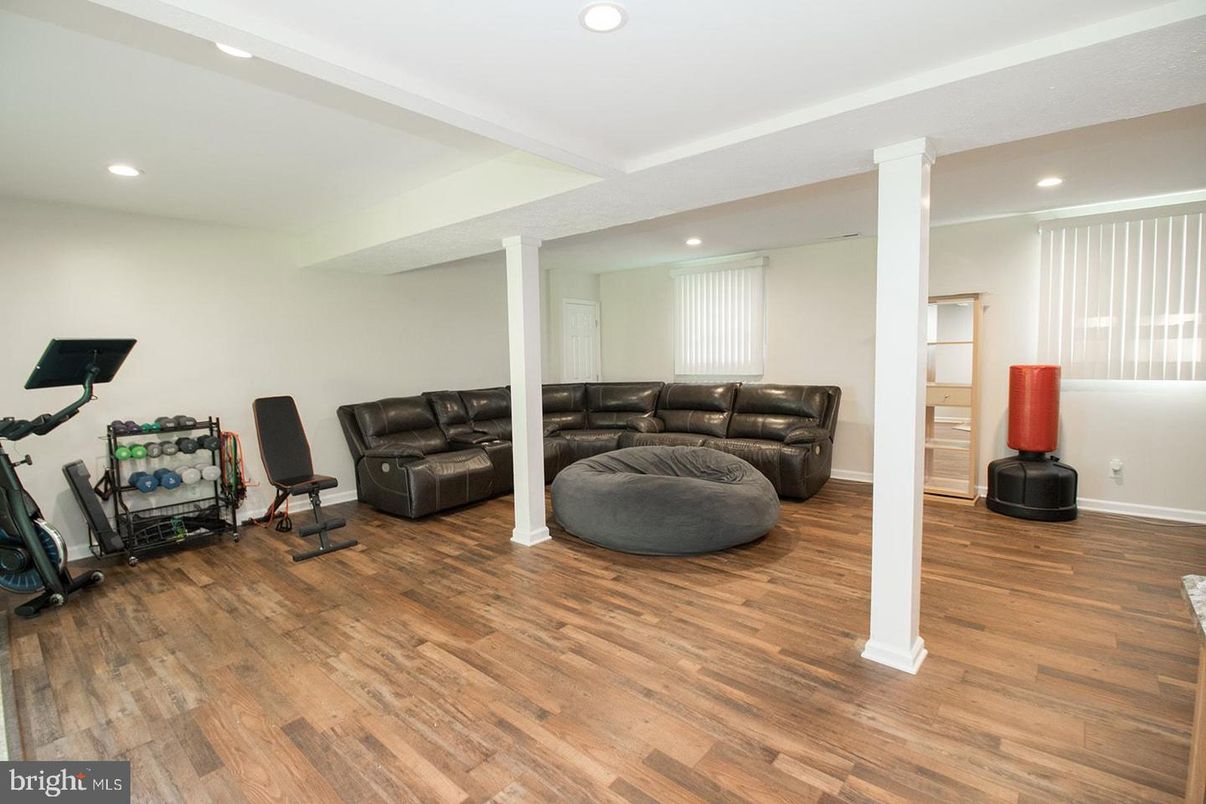 Fitness Equipment, Interior, Living room, Recessed Lighting, Wood Texture Flooring