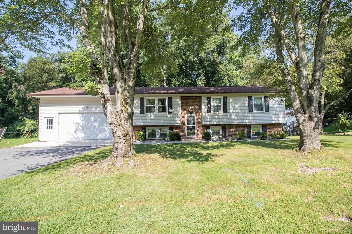 Attached, Backyard, Exterior, Facade, Brick Facade, Raised Ranch