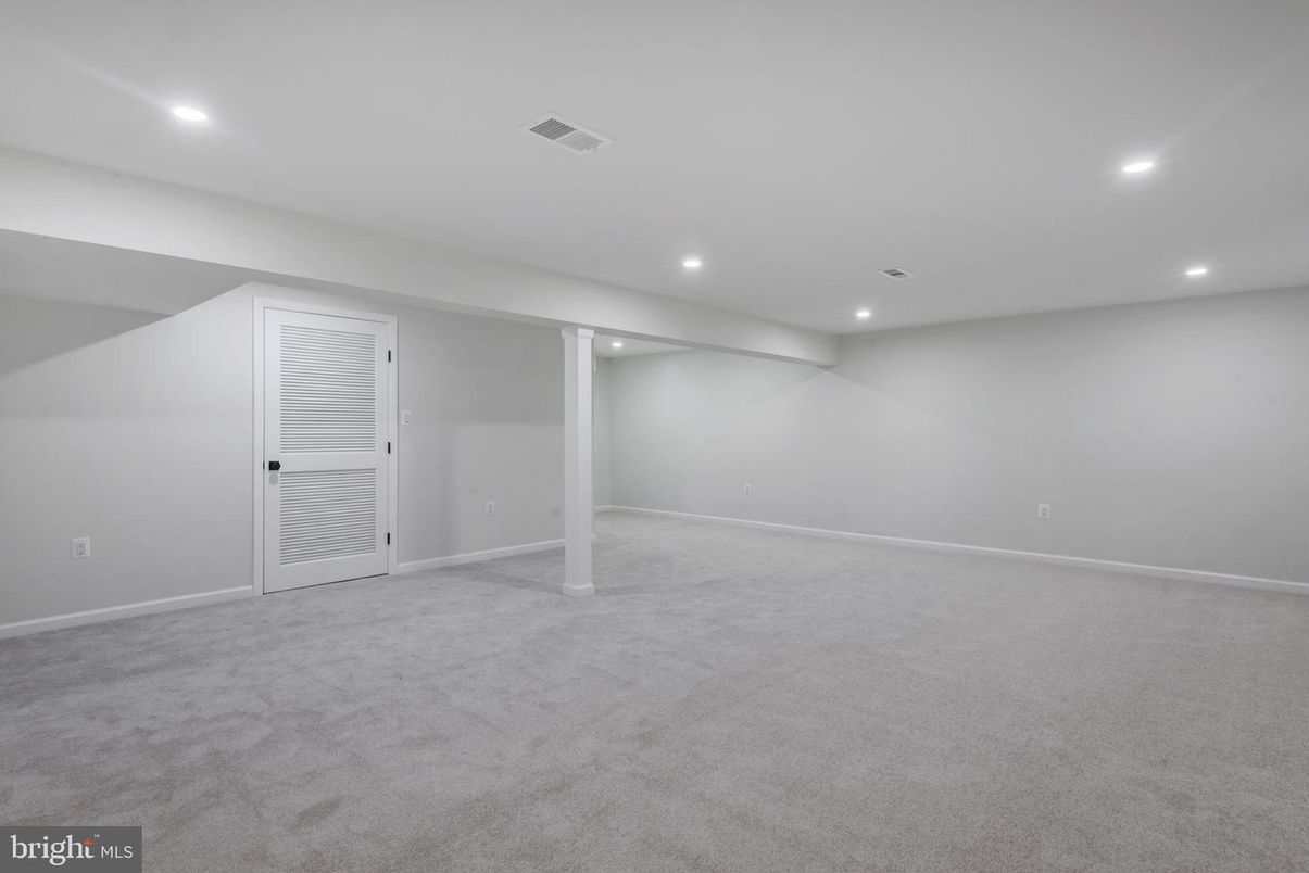 Empty room, Interior, Recessed Lighting