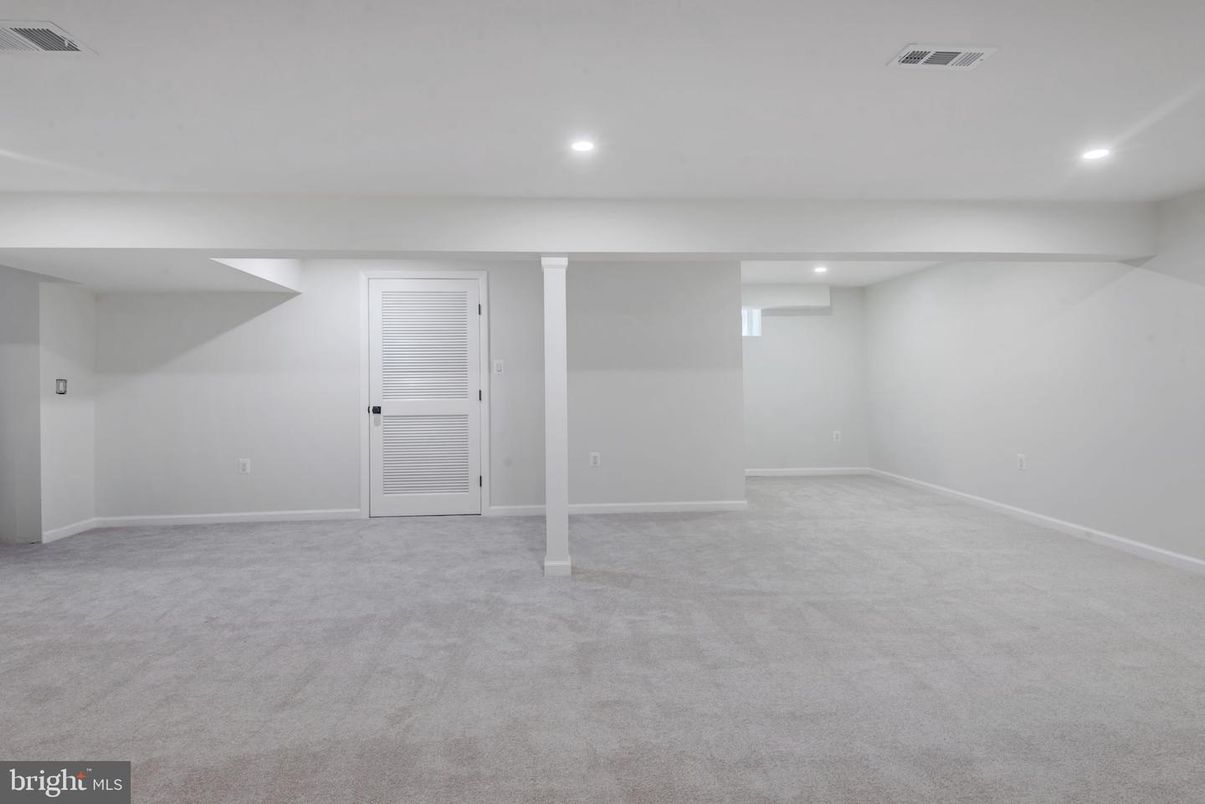 Empty room, Interior, Recessed Lighting