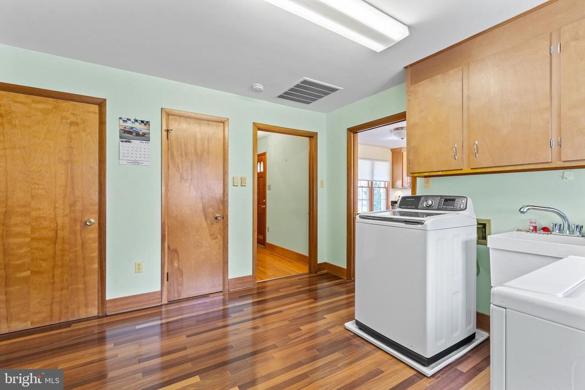 Interior, Washer, Wood Texture Flooring
