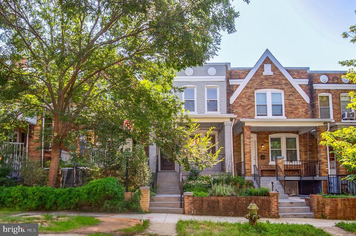 Exterior, Facade, Brick Facade, Queen Anne Victorian