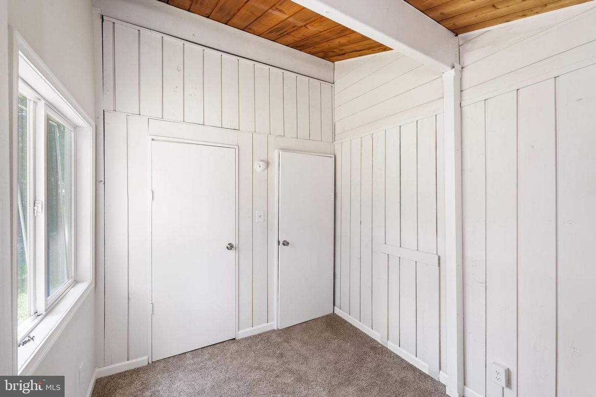 Empty room, Interior, Wooden Ceilings