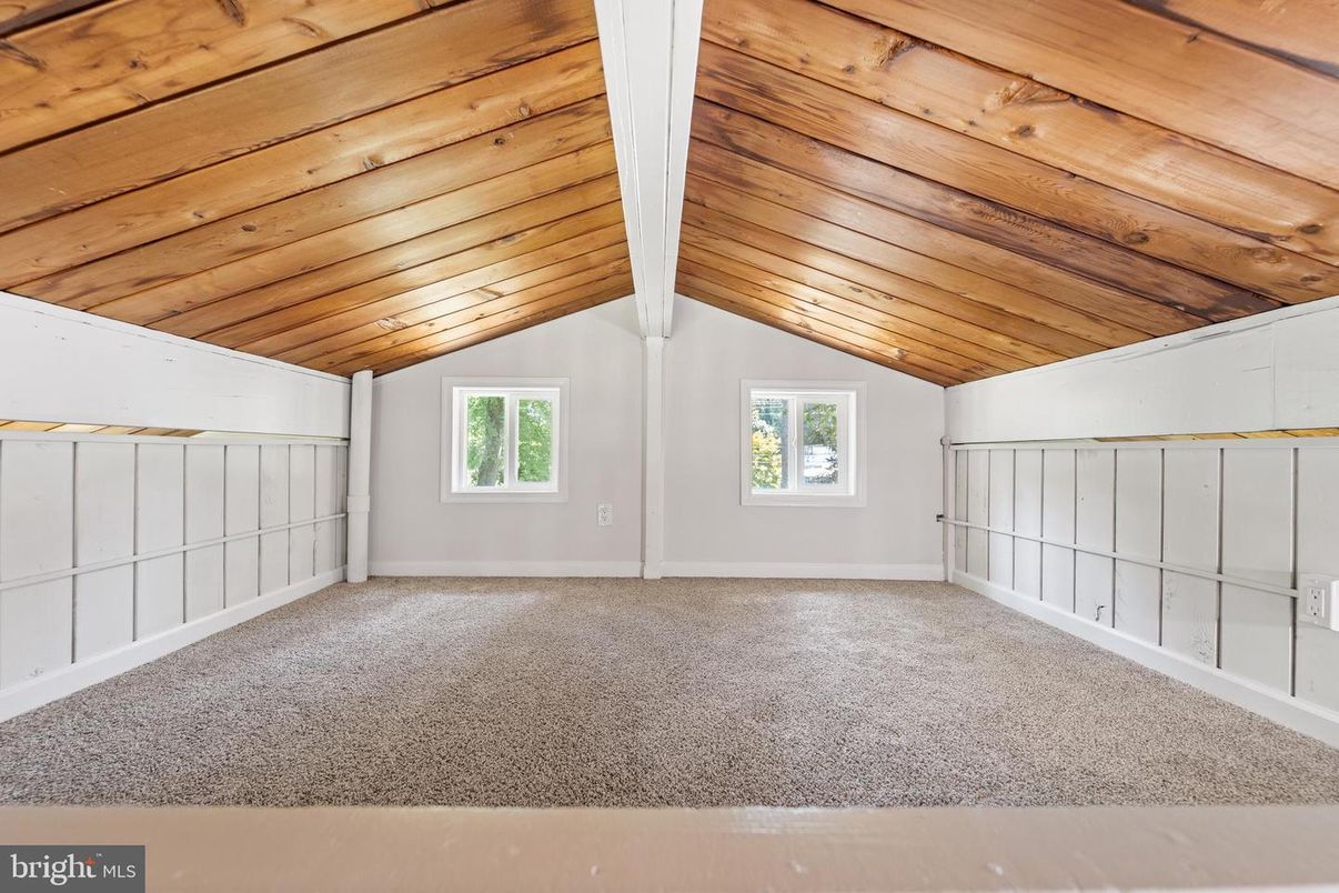 Empty room, Interior, Wooden Ceilings