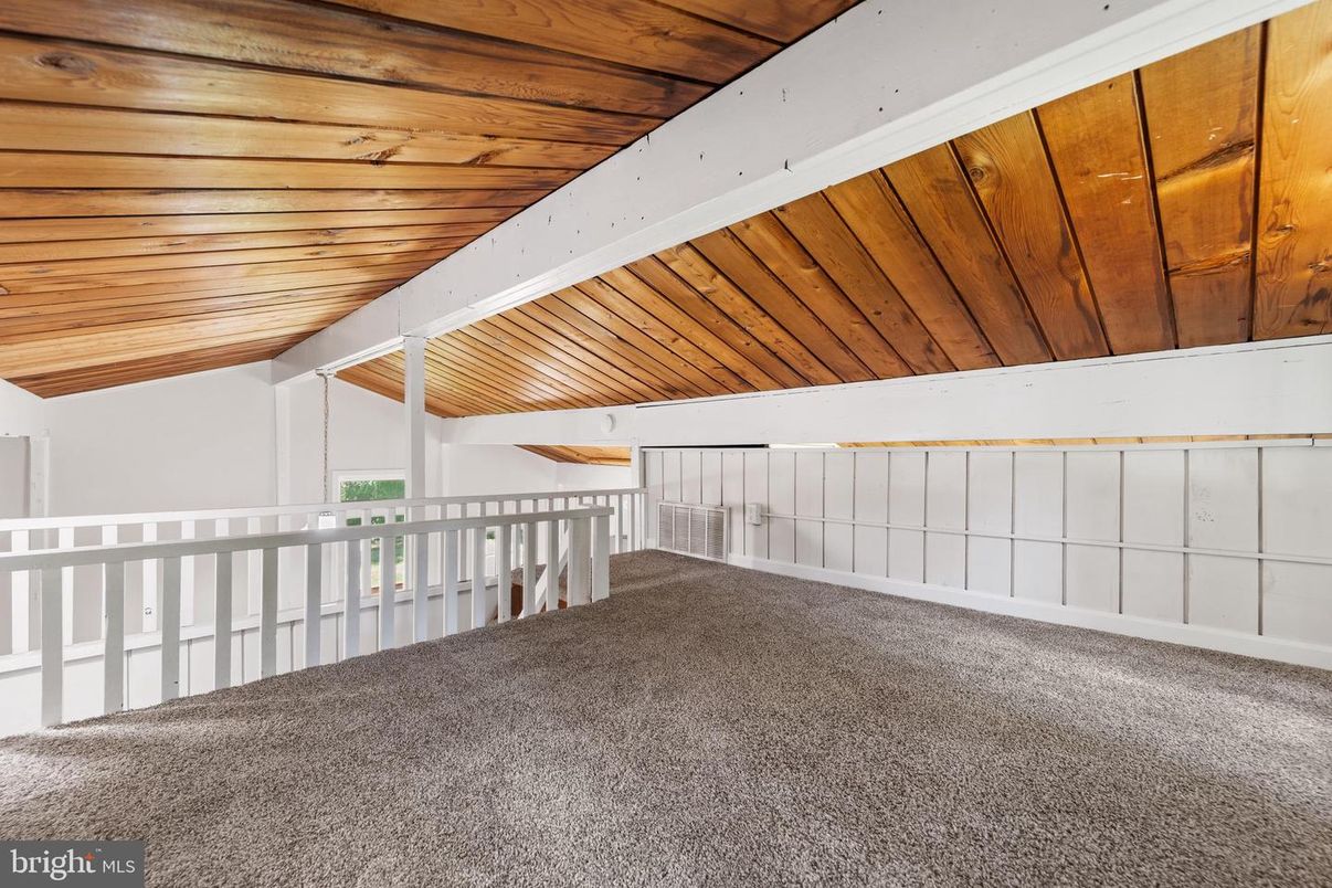 Empty room, Interior, Wooden Ceilings