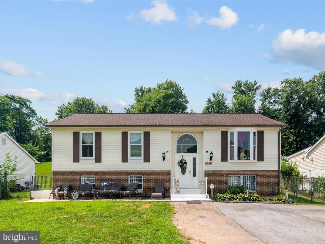 Exterior, Facade, Brick Facade, Raised Ranch