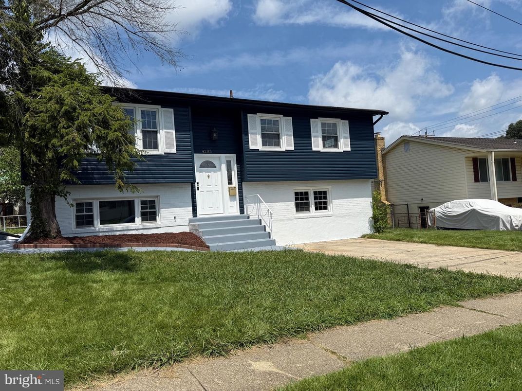 Exterior, Facade, Raised Ranch