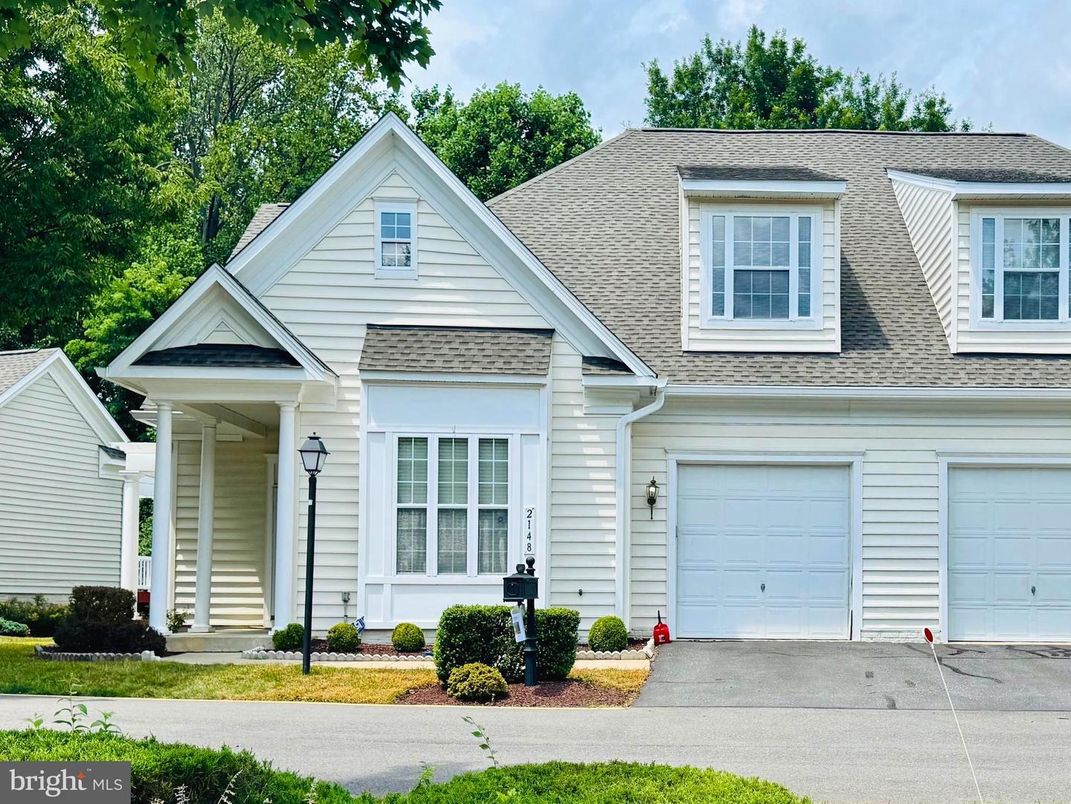 Attached, Exterior, Facade, Farmhouse