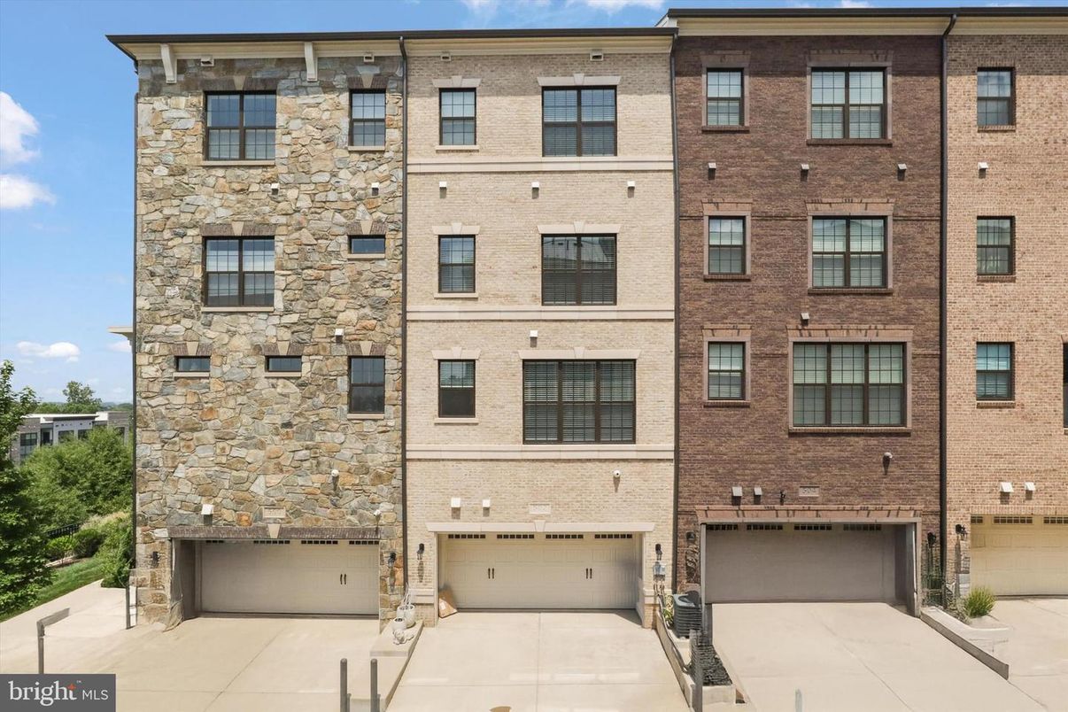 Attached, Exterior, Facade, Rowhouse