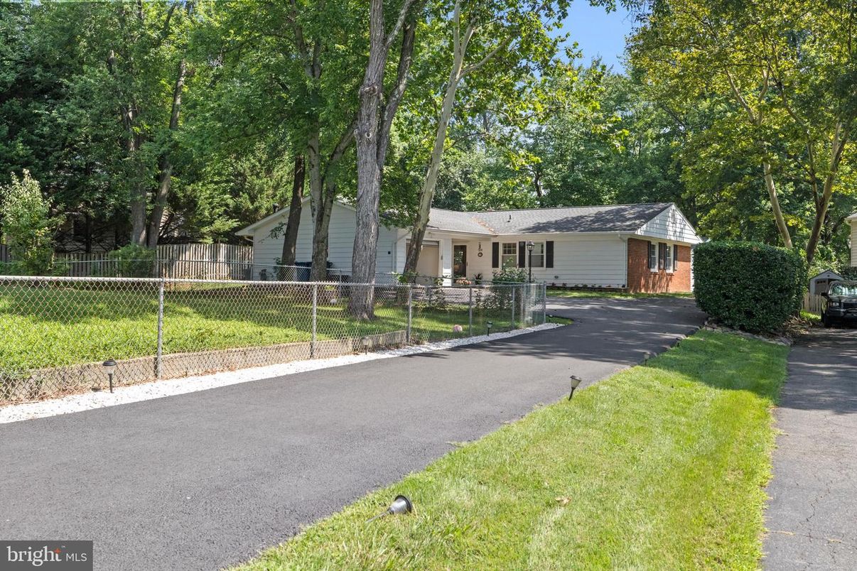 Exterior, Facade, Brick Facade, Ranch