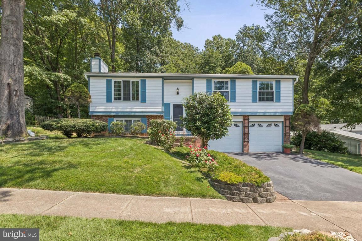 Attached, Exterior, Facade, Raised Ranch