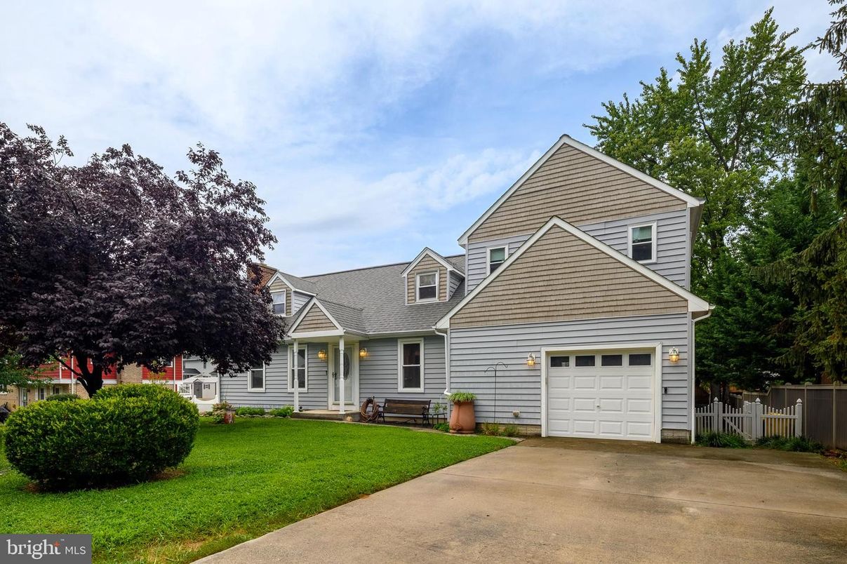 Attached, Exterior, Facade, Cape Cod