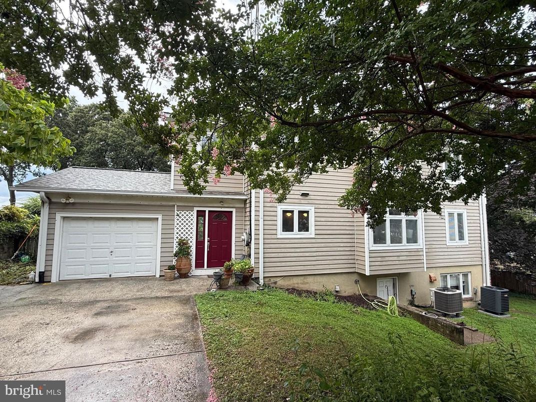 Attached, Exterior, Facade, Raised Ranch