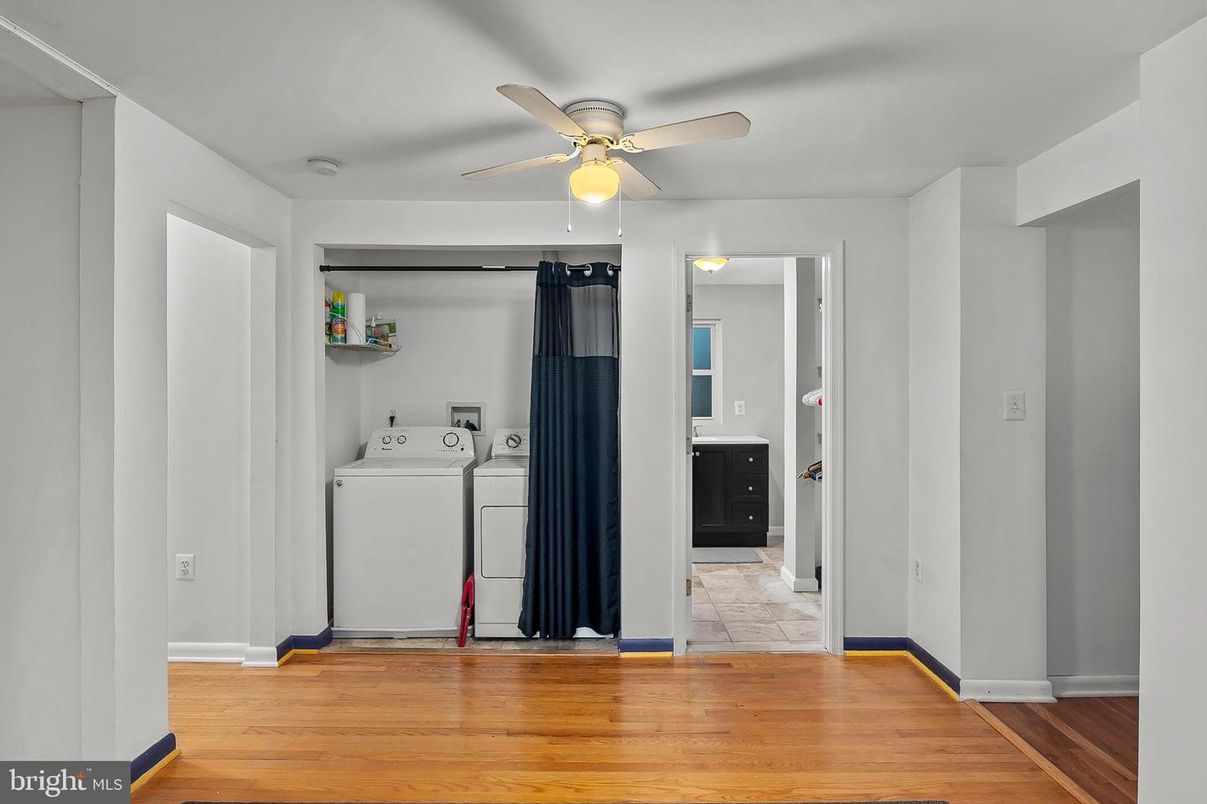 Interior, Washer, Wood Texture Flooring