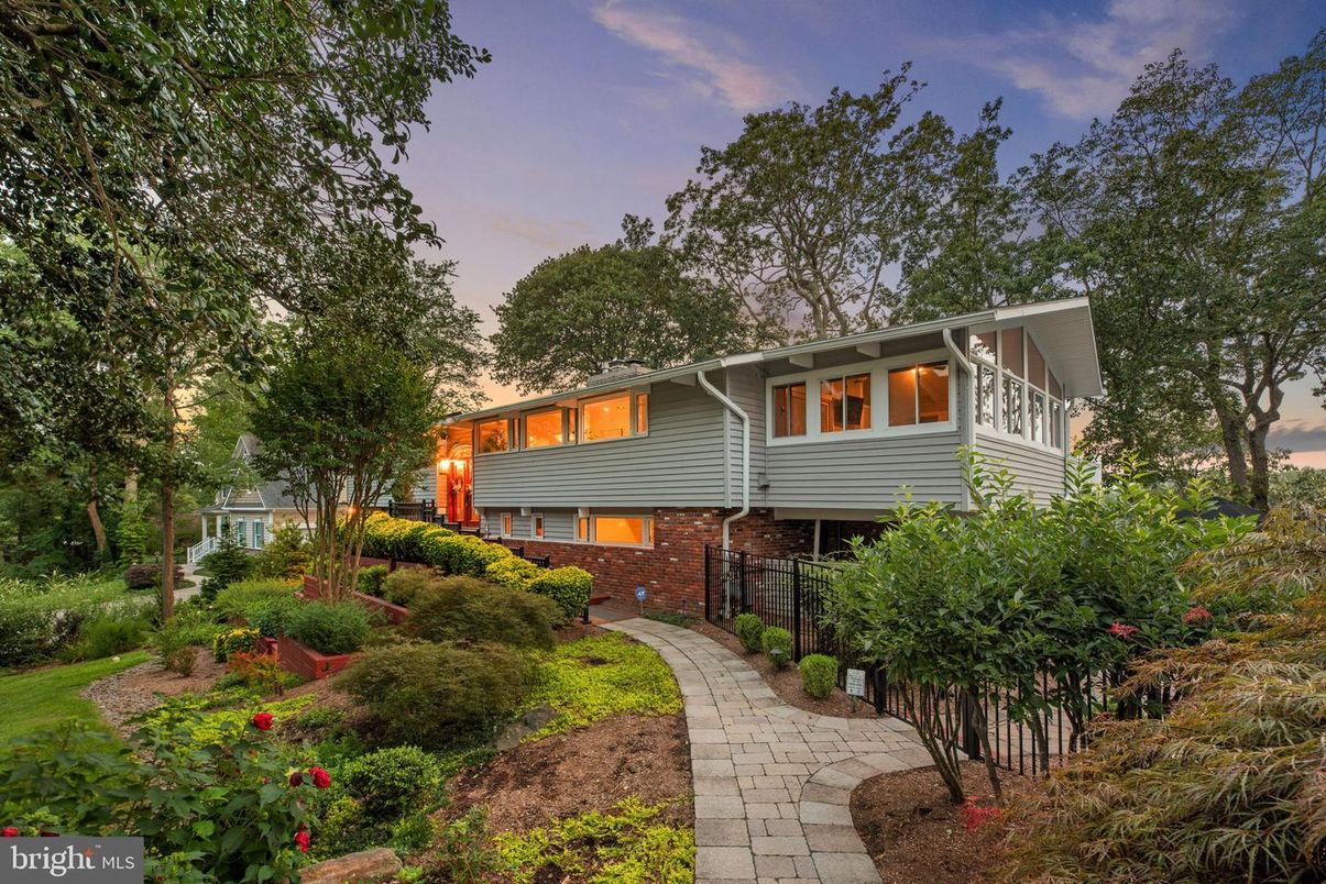 Exterior, Facade, Brick Facade, Raised Ranch