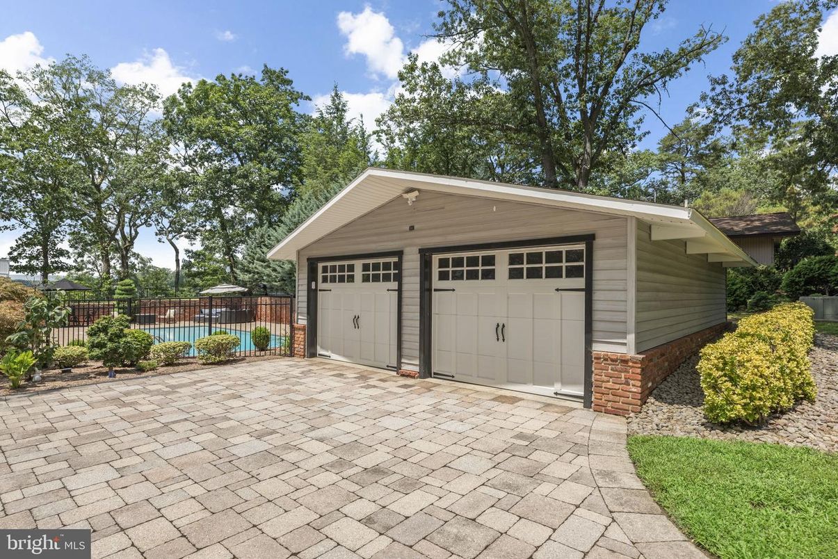 Detached Garage, Exterior