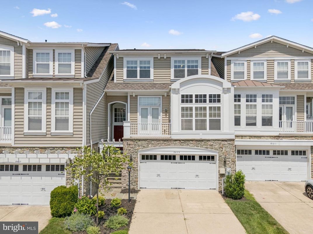Attached, Exterior, Facade, Rowhouse
