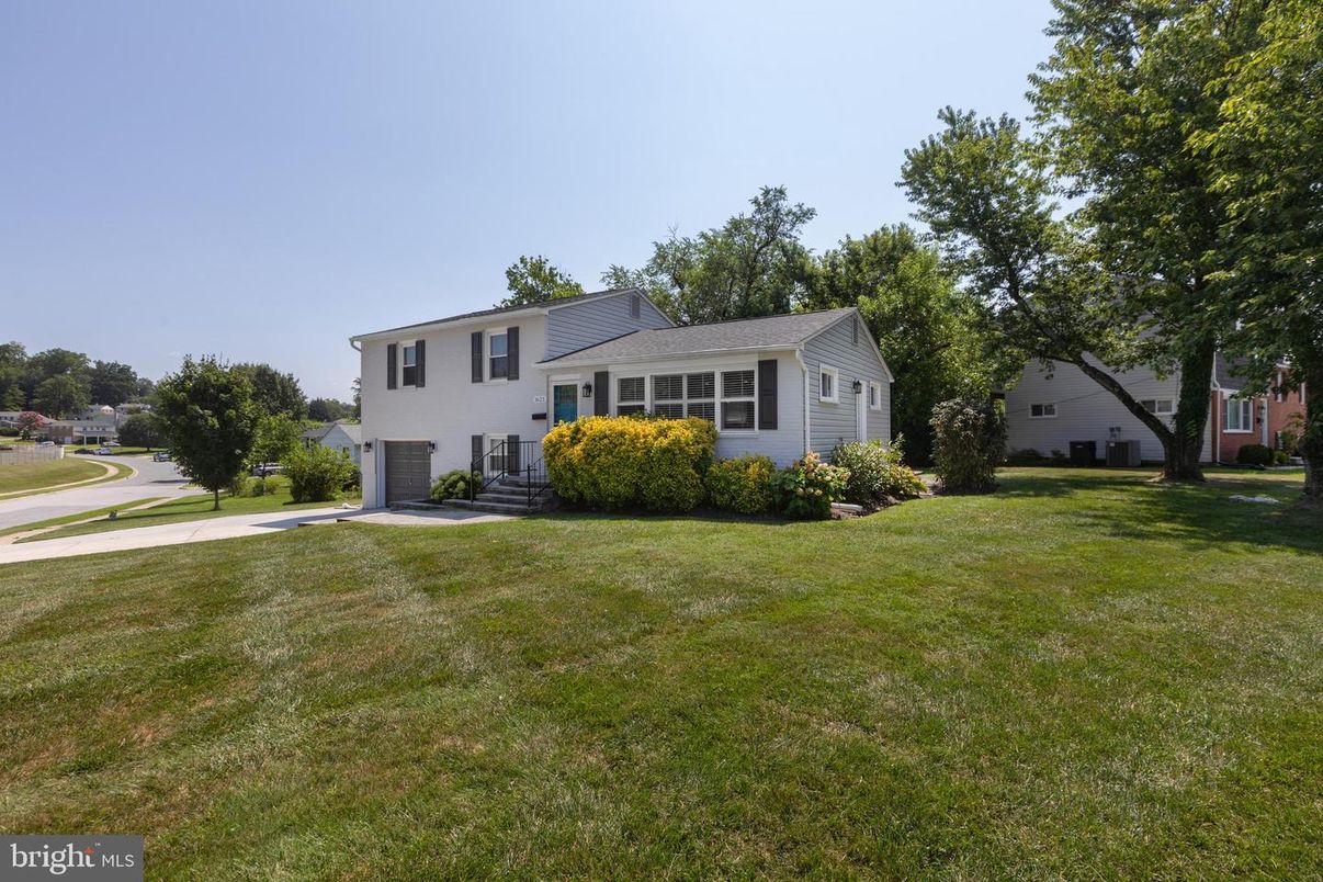 Backyard, Exterior, Facade, Split Level