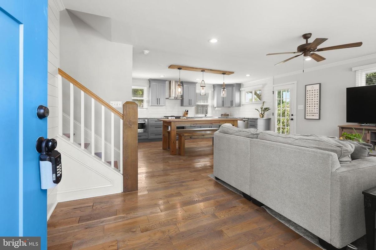 Interior, Kitchen, Living room, Pendant Lights, Recessed Lighting, Wood Texture Flooring