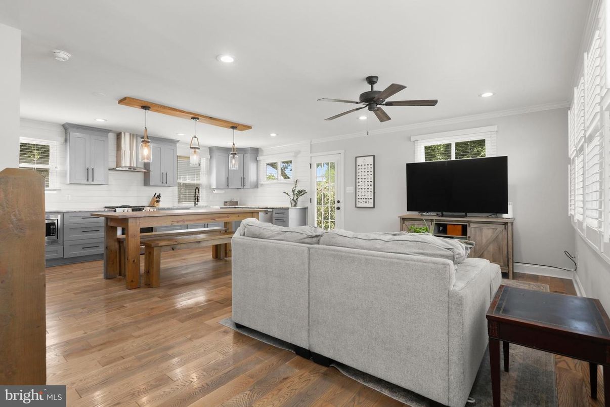 Interior, Kitchen, Living room, Pendant Lights, Recessed Lighting, Wood Texture Flooring