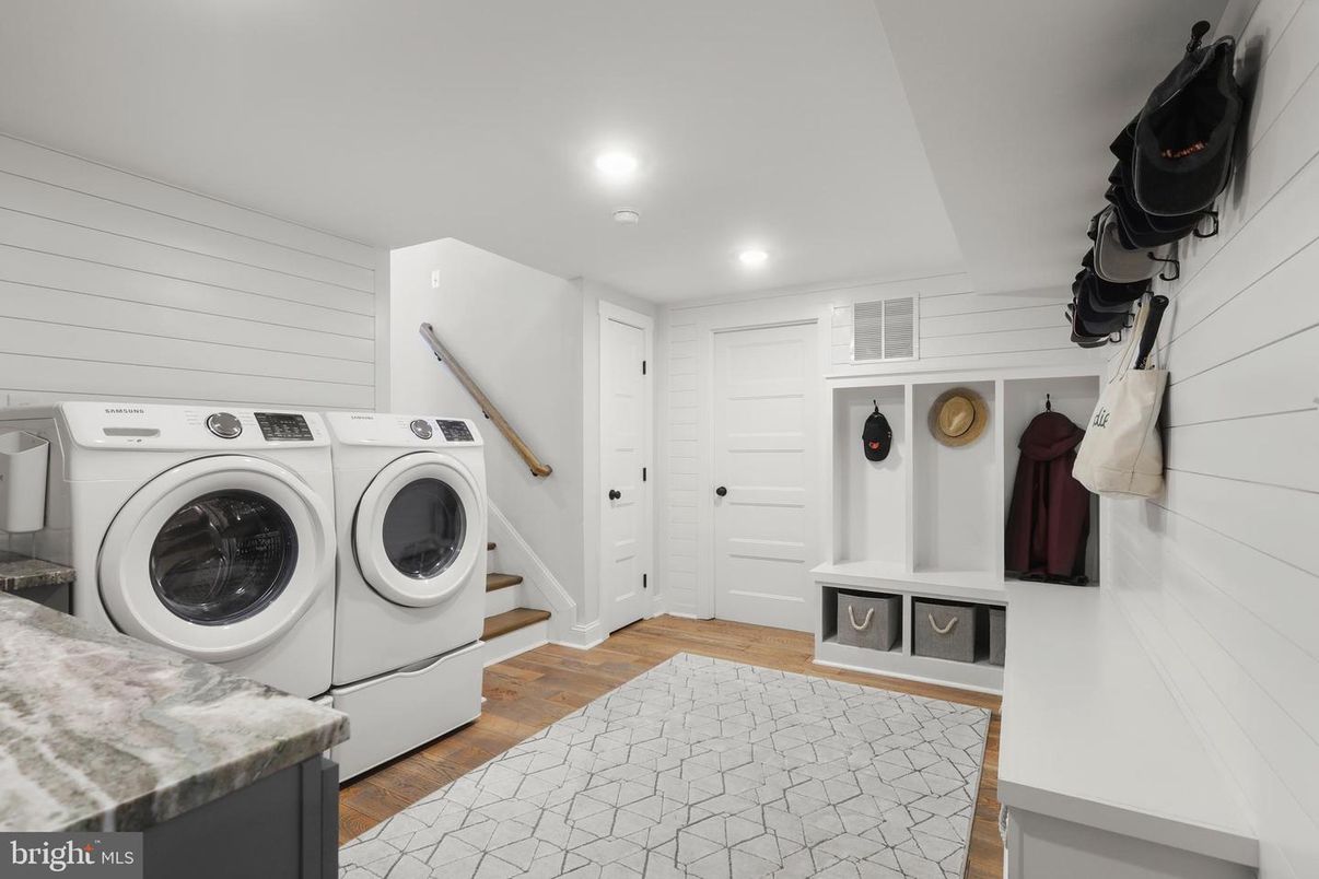 Interior, Recessed Lighting, Washer, Wood Texture Flooring