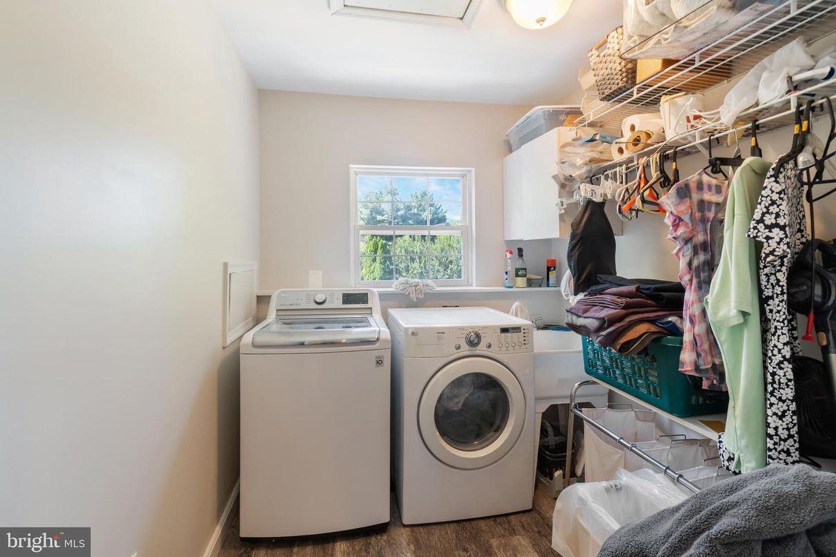 Interior, Washer, Wood Texture Flooring