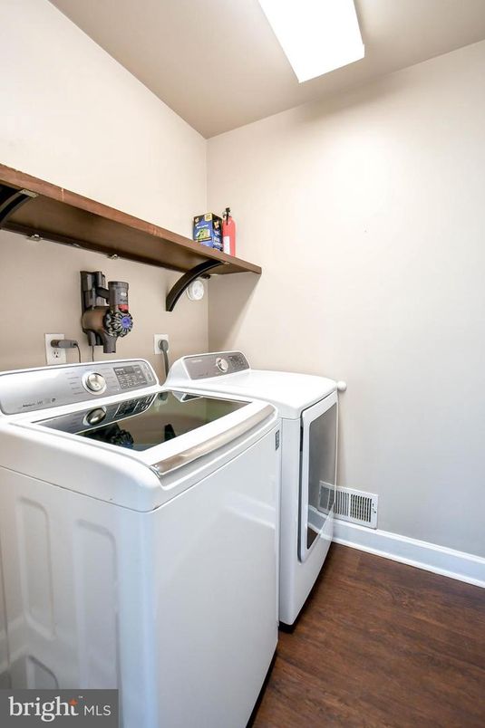 Interior, Washer, Wood Texture Flooring